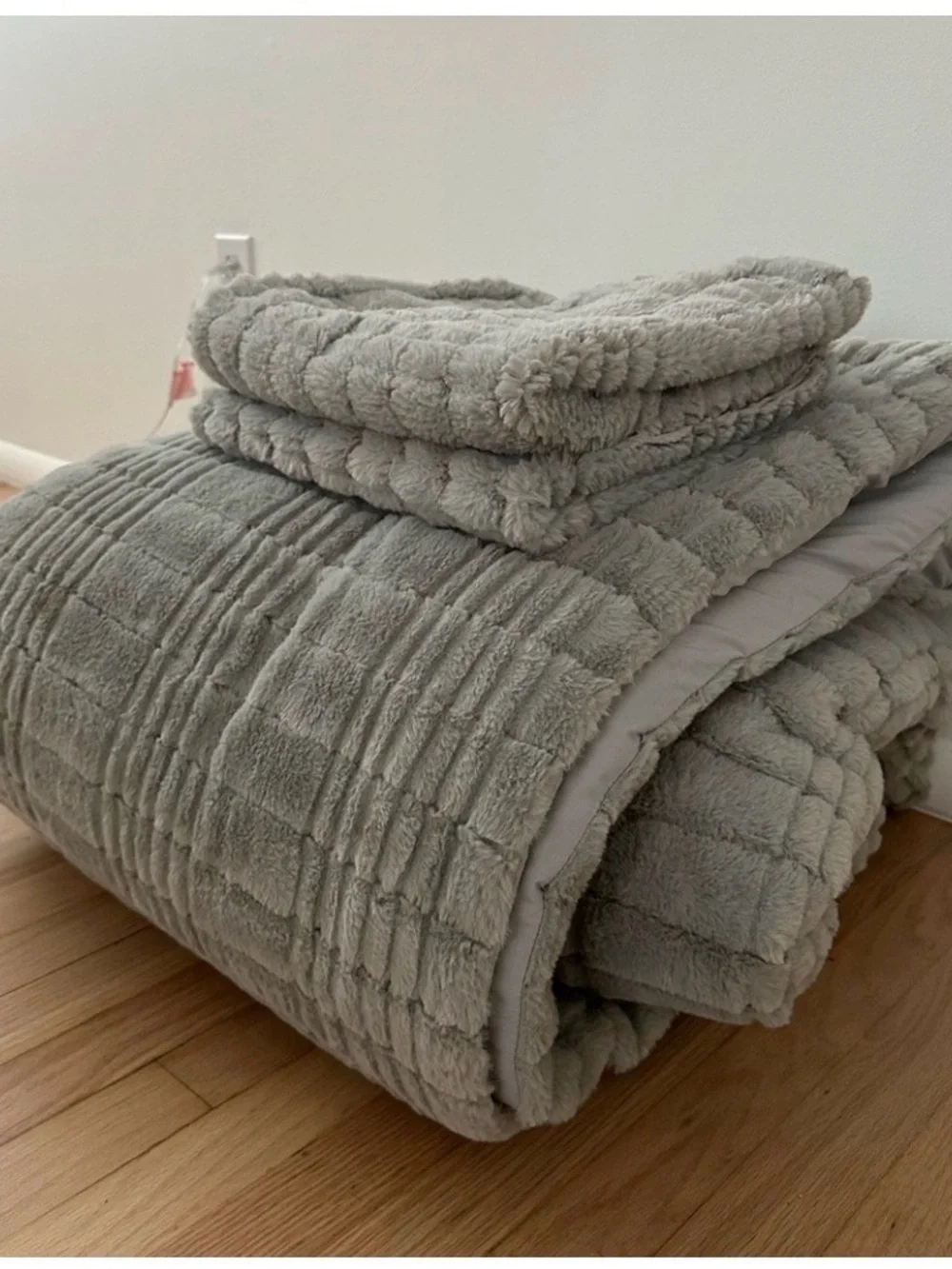 Queen gray cozy, plush comforter with 2 shams